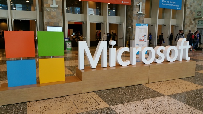 Πώληση του τμήματος feature phones της Microsoft στη Foxconn