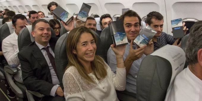 200 τυχεροί επιβάτες σε αεροπλάνο στην Ισπανία πήραν δωρεάν από ένα Samsung Galaxy Note8!