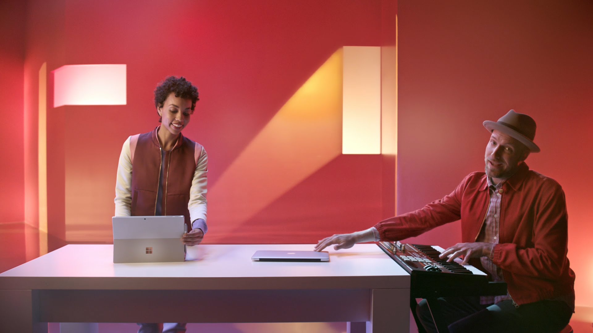 Σε νέο διαφημιστικό σποτ της, η Microsoft συγκρίνει το Surface Pro 4 με το MacBook Air