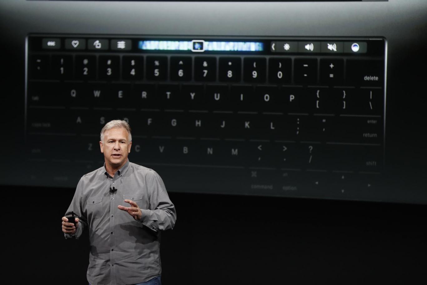 O Phil Schiller απαντά στις επικρίσεις για την έλλειψη SD θύρας στα νέα MacBook Pro