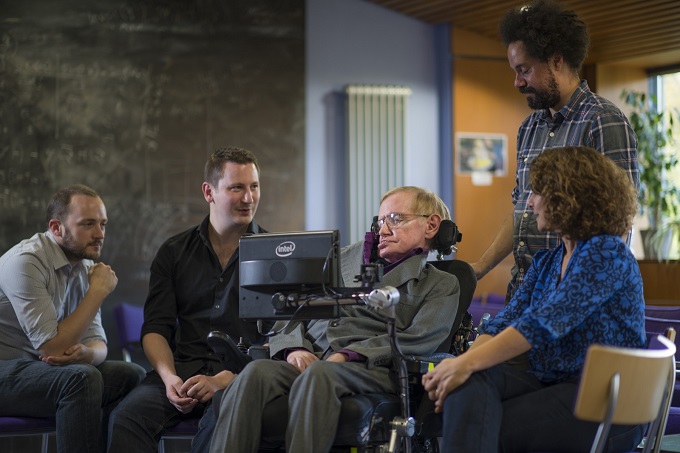 Η Intel δημιούργησε ένα νέο σύστημα επικοινωνίας για τον καθηγητή Stephen Hawking