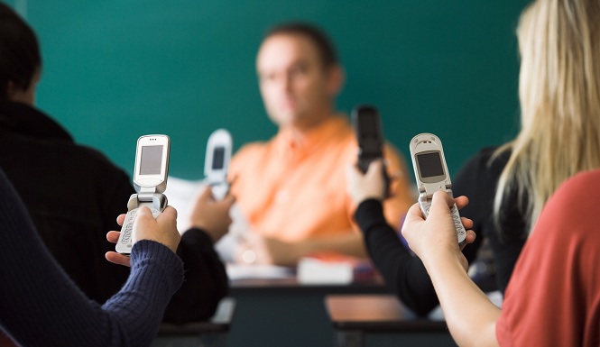Η Νέα Υόρκη αίρει τον περιορισμό χρήσης κινητών τηλεφώνων στα σχολεία