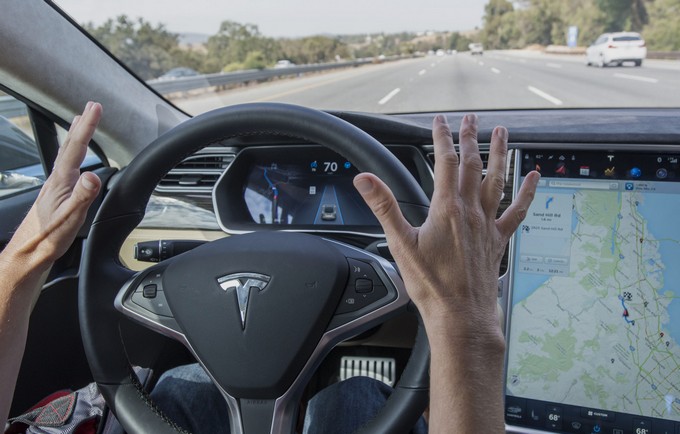 Tesla Model S: Θανατηφόρο τροχαίο με Autopilot, και τον οδηγό να παρακολουθεί Harry Potter