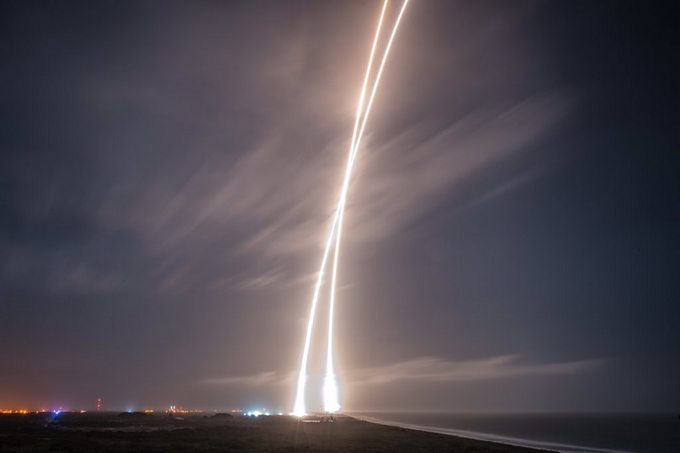 Ο ιδιωτικός πύραυλος της SpaceX έγραψε ιστορία με την κάθετη προσγείωσή του στη Γη