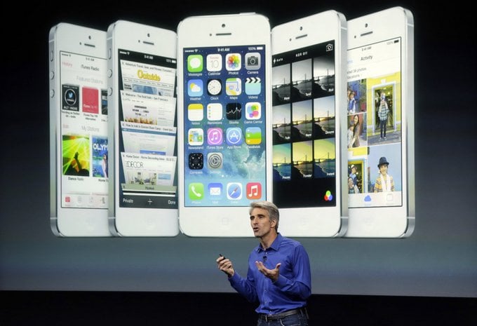 O Craig Federighi λέει ότι το FBI ζητάει από την Apple να επιστρέψει στο iOS 7