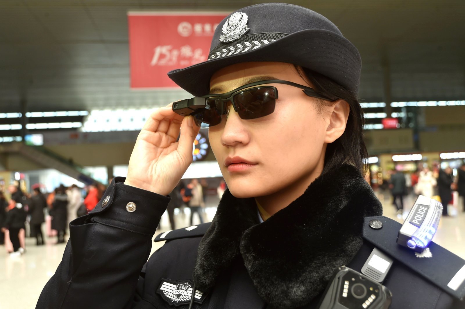 «Έξυπνα» γυαλιά της κινεζικής αστυνομίας με τεχνολογία αναγνώρισης προσώπου