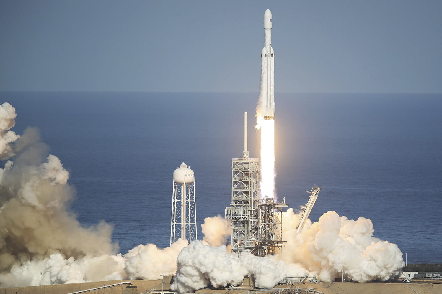 Επιτυχημένη η εκτόξευση του γιγαντιαίου πύραυλου Falcon Heavy από την Space X
