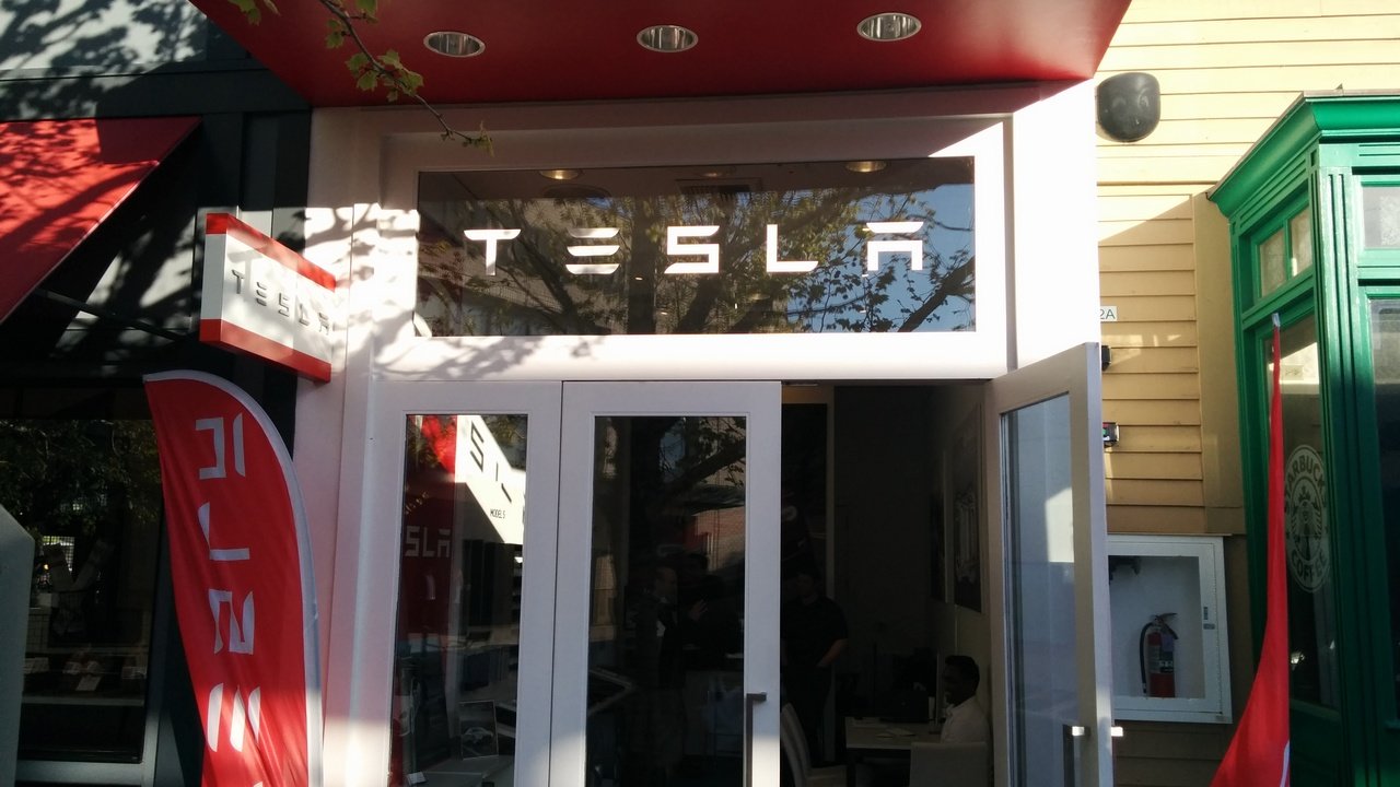 Η Tesla αποκτά επίσημη παρουσία στην Ελλάδα για δημιουργία hub