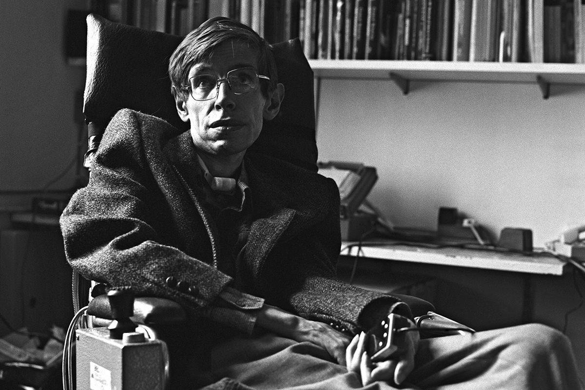 Stephen Hawking: Η συμπαντική γένεση, οι μαύρες τρύπες και δύο άλυτα παράδοξα στην επιστημονική κληρονομιά του