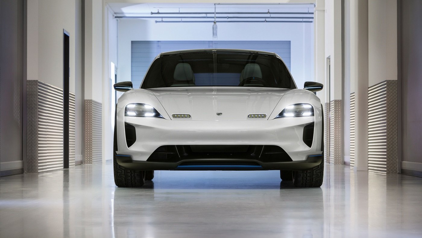 Έχοντας τα μάτια της στη Tesla, η Porsche αποκάλυψε το ηλεκτρικό Mission E Cross Turismo