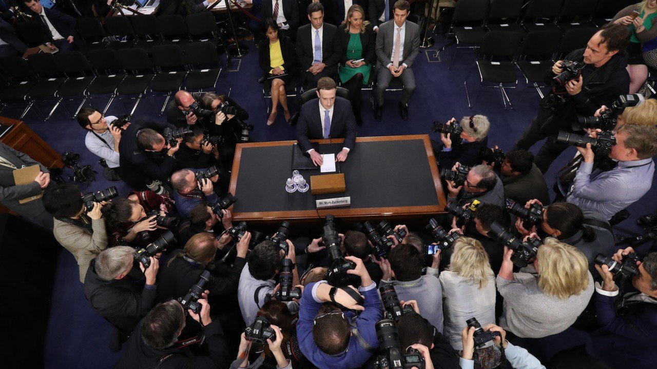 Mark Zuckerberg στο Κογκρέσο για την υπόθεση Cambridge Analytica: «Ήταν λάθος μου και λυπάμαι»