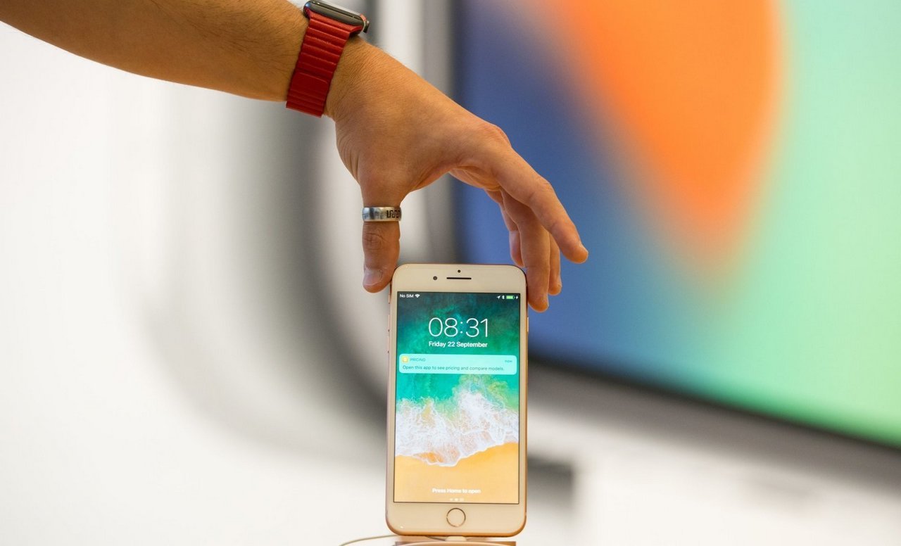 Φήμες ότι τα μελλοντικά iPhone θα υποστηρίζουν “touchless control” και θα έχουν κυρτές οθόνες