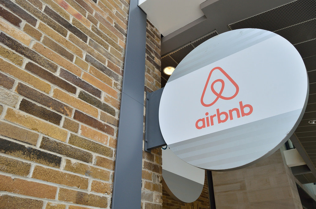 Στο κυνήγι αδήλωτων εισοδημάτων από μισθώσεις Airbnb η εφορία