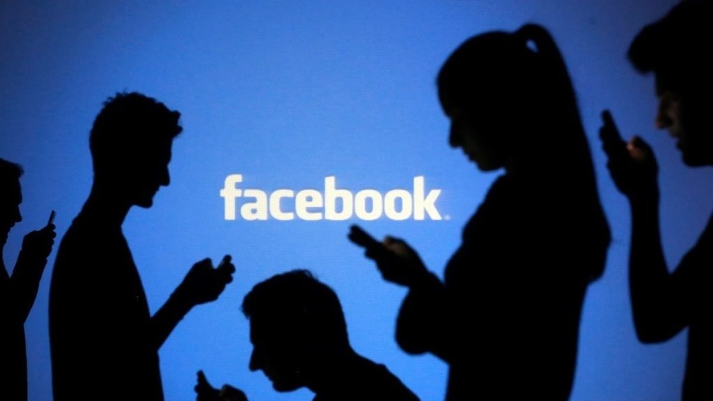 Το Facebook ενημερώνει τους χρήστες που τα δεδομένα τους έχουν ληφθεί από την Cambridge Analytica