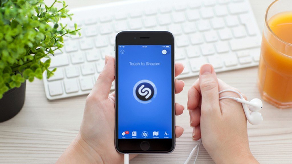 Έρευνα της Κομισιόν «παγώνει» την εξαγορά του Shazam από την Apple