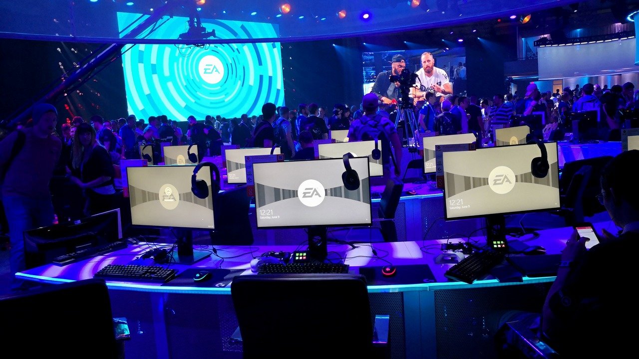 Περισσότερες πληροφορίες για "EA Play E3 2018: Anthem, battle royale στο Battlefield V και FIFA 19 με Champions League"