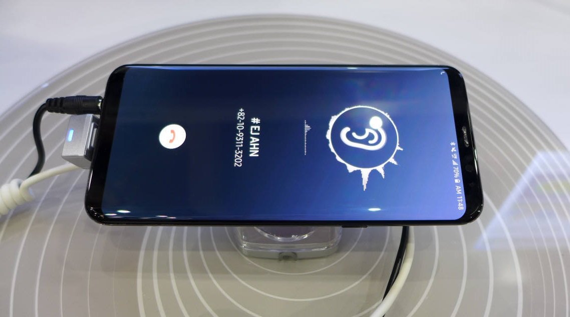 Φημολογείται ότι στο Samsung Galaxy S10 θα χρησιμοποιηθεί “sound-emitting” οθόνη και θα εγκαταλειφθεί το ακουστικό