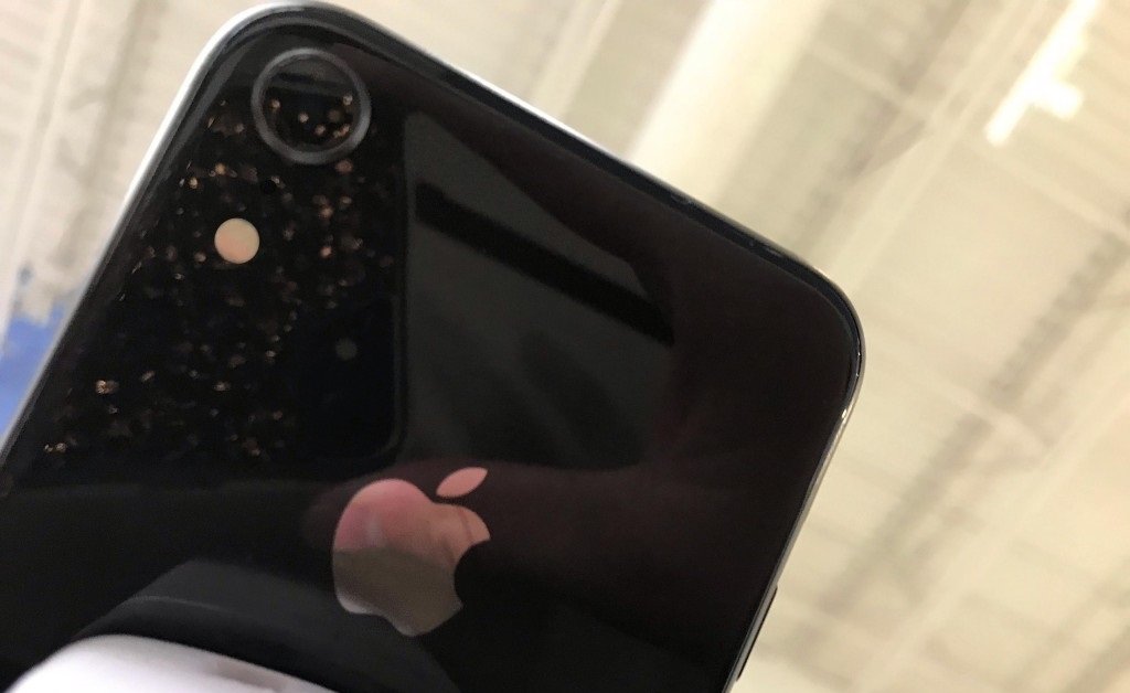 Φωτογραφίες αποκαλύπτουν τον σχεδιασμό του φθηνότερου iPhone του 2018 με την οθόνη των 6,1"