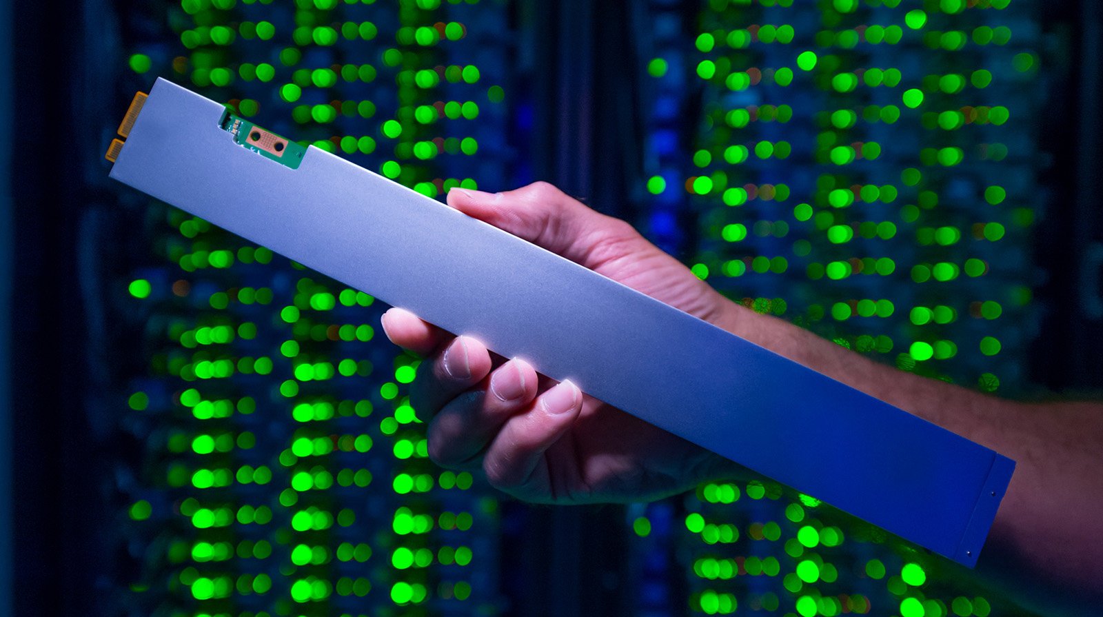 Το πρώτο “ruler” SSD της Intel έχει χωρητικότητα 32TB