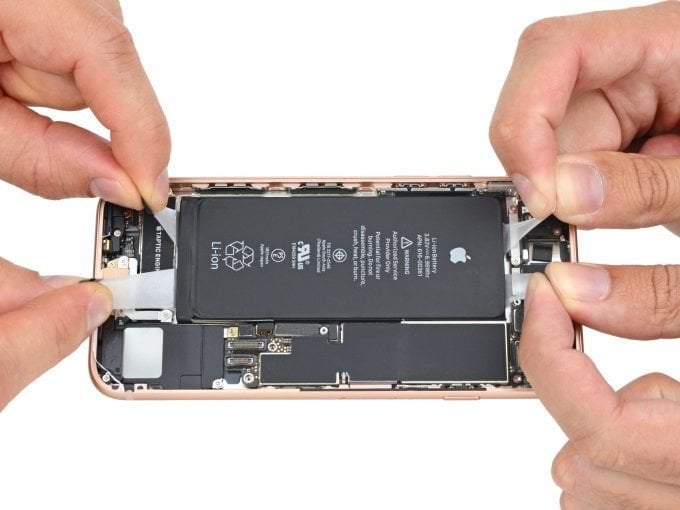 Η Apple αναγνωρίζει πρόβλημα με το «logic board» του iPhone 8, το οποίο θα επισκευάσει δωρεάν