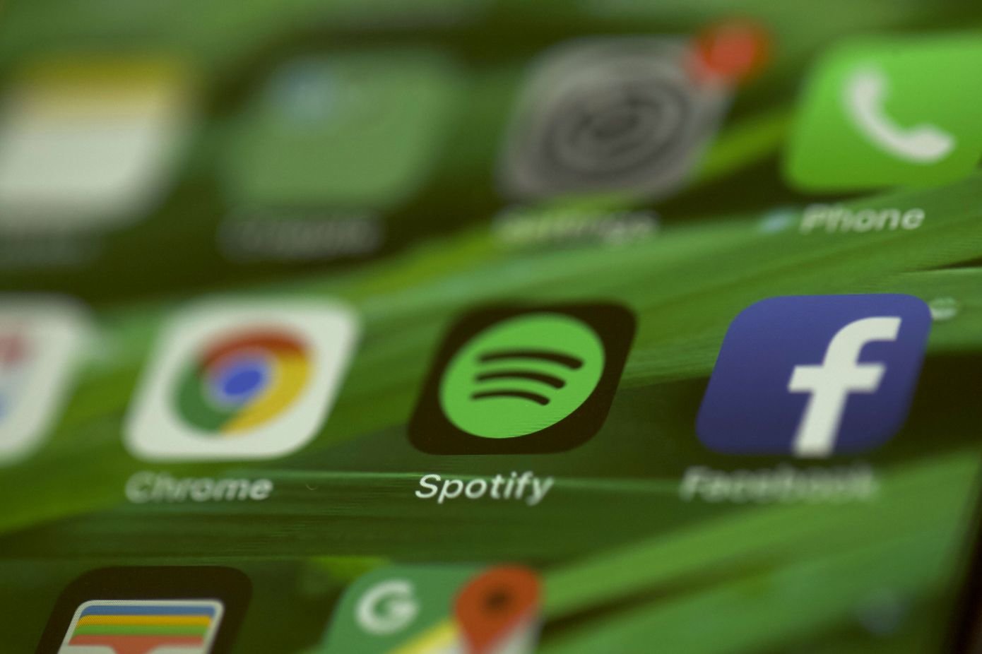To Spotify βάζει στο στόχαστρο του όσα τυχαία μέλη μοιράζονται μια οικογενειακή συνδρομή