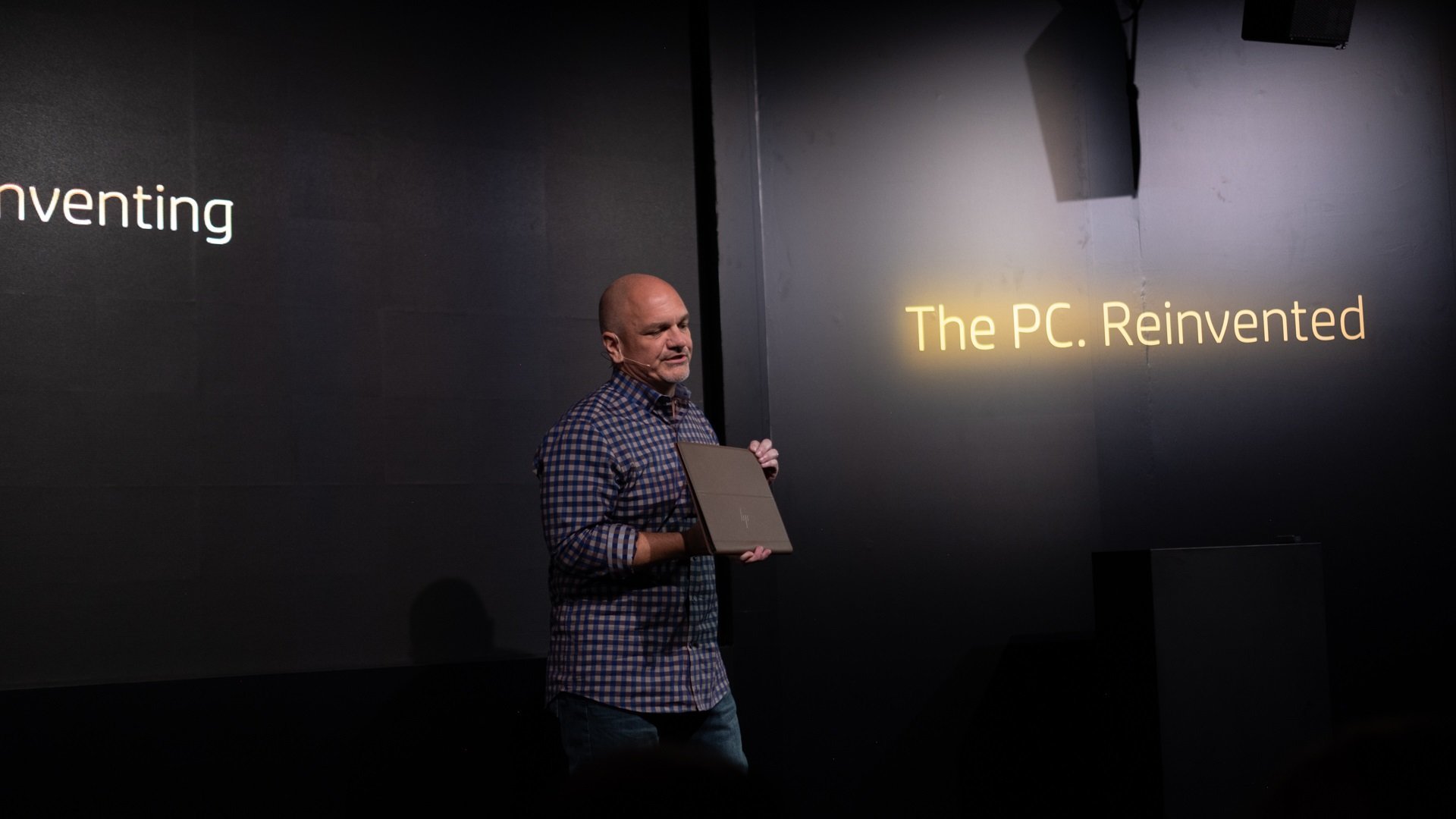 Η HP θέλει να επανεφεύρει το PC με το «δερμάτινο» και ευέλικτο Spectre Folio