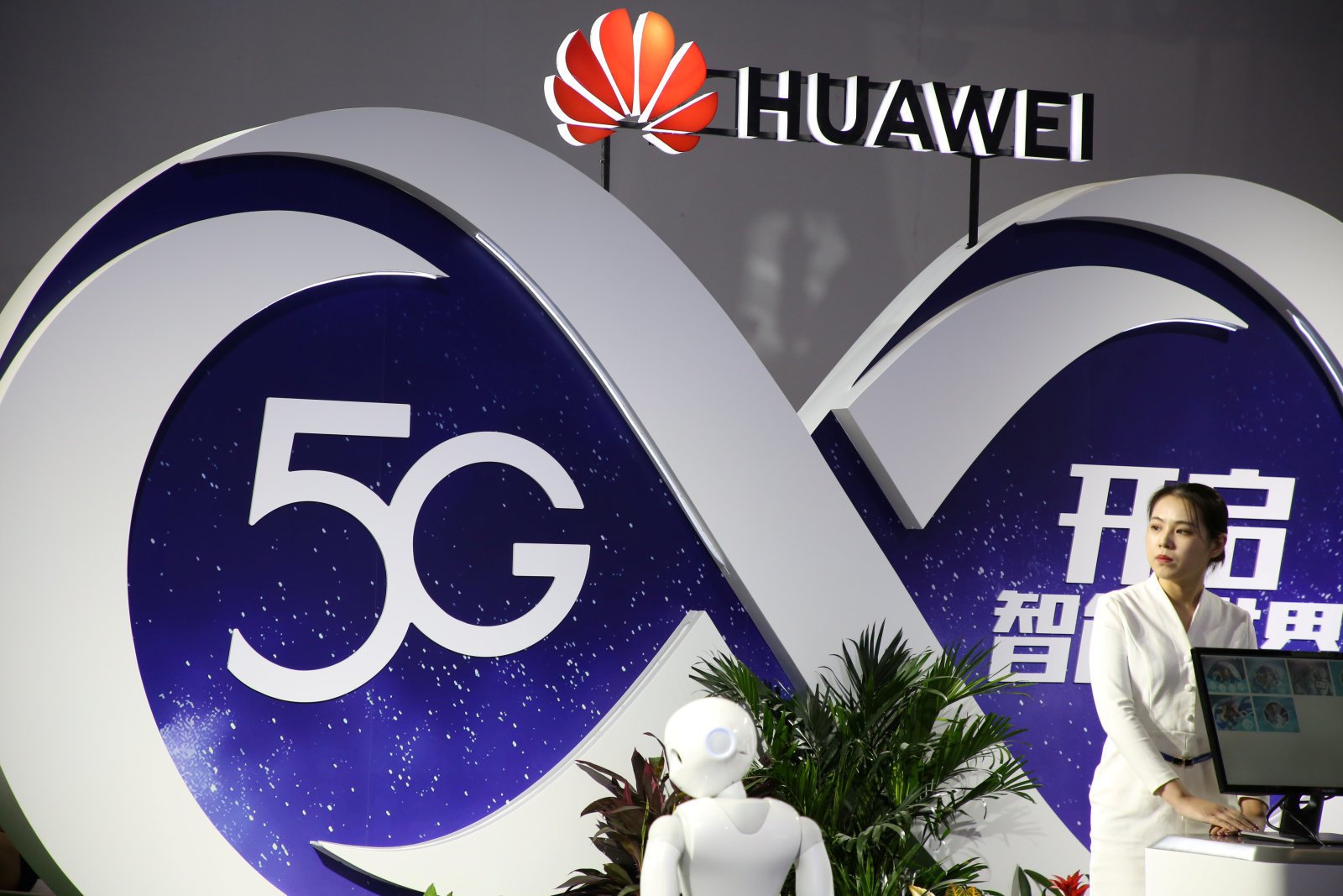 Οι ΗΠΑ προειδοποιούν άλλες χώρες να μην χρησιμοποιήσουν εξοπλισμό της Huawei στις υποδομές 5G τους