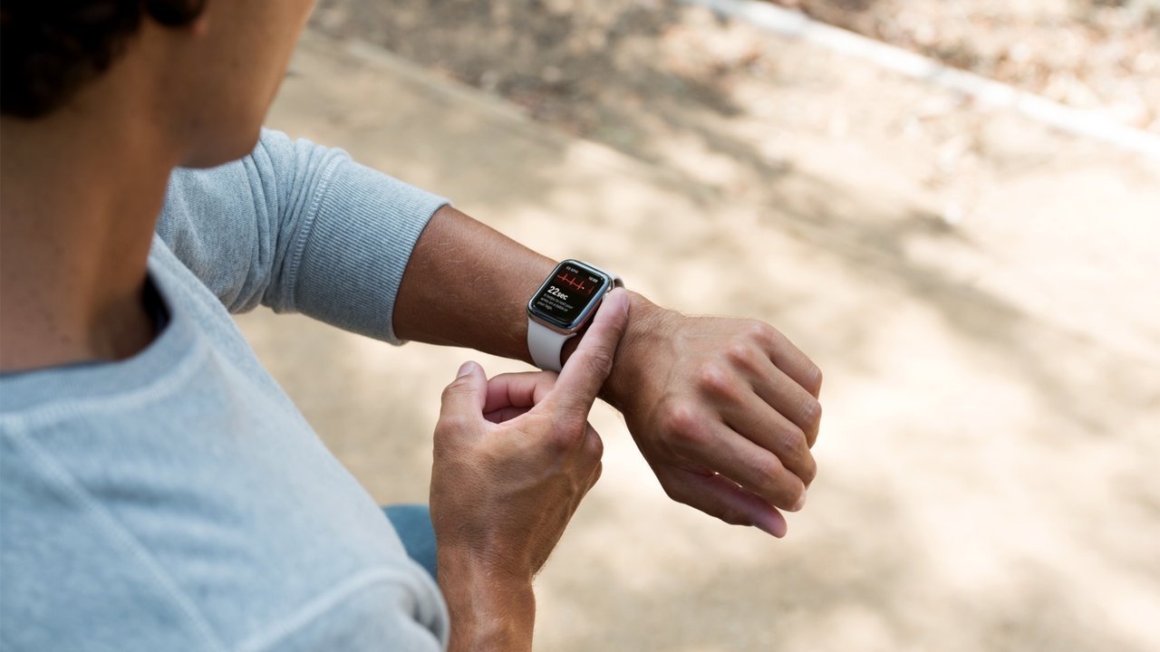Το Apple Watch Series 4 γίνεται το πρώτο έξυπνο wearable που μπορεί να κάνει ηλεκτροκαρδιογράφημα