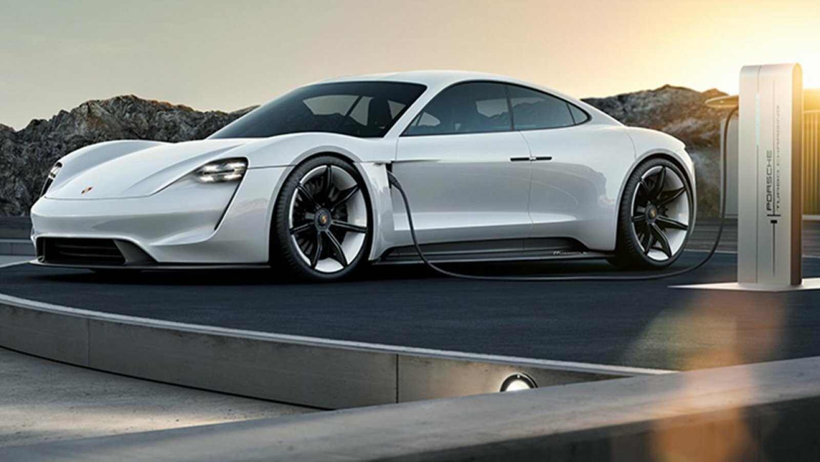 Στην πλέον πολυτελή έκδοση της, η ηλεκτρική Porsche Taycan θα στοιχίζει $130 χιλιάδες