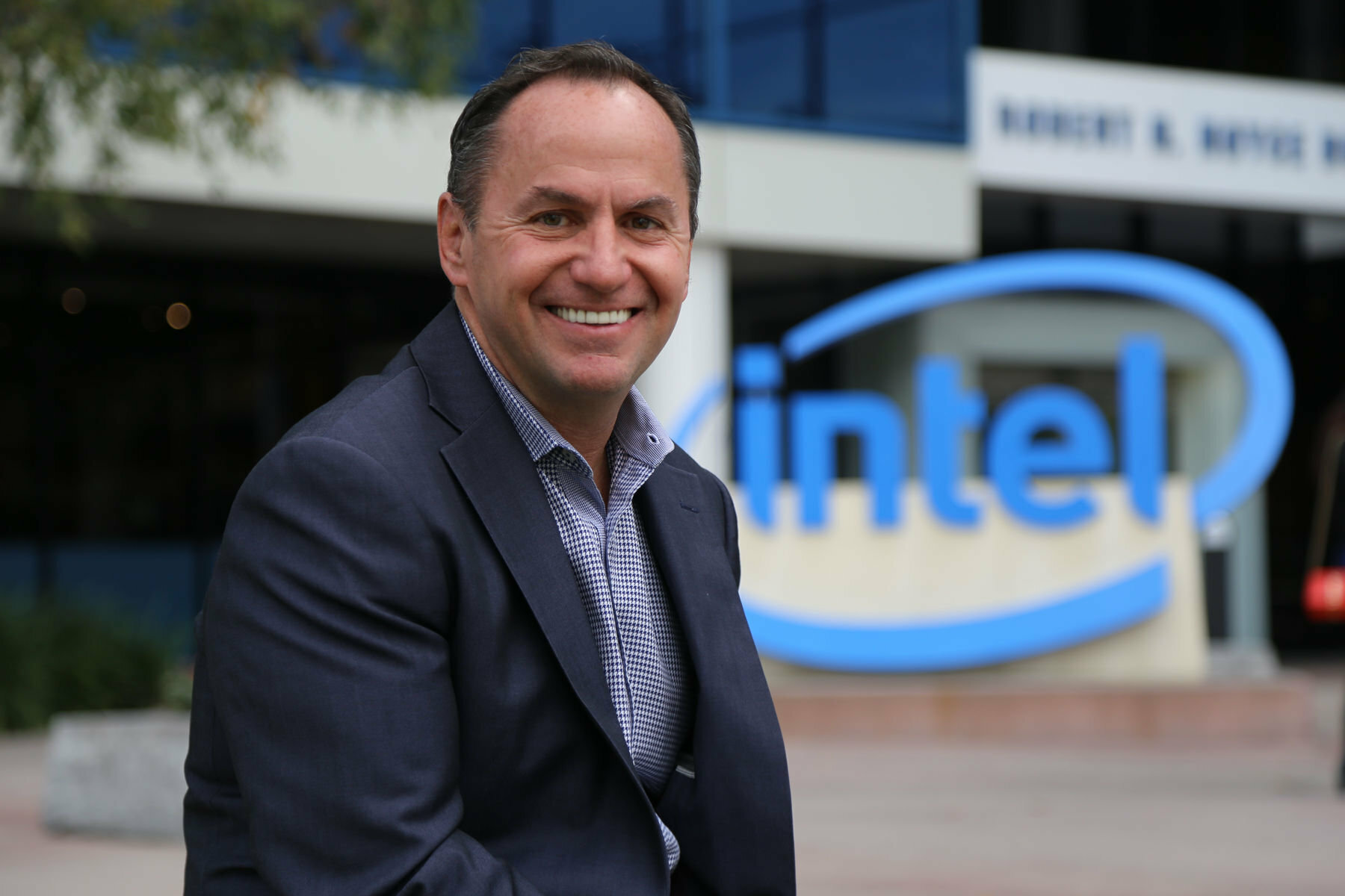 Η Intel ανακοίνωσε ότι ο προσωρινός CEO, Robert Swan αναλαμβάνει επίσημα την ηγεσία της