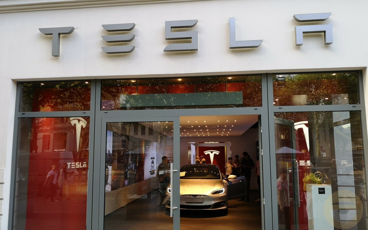 Αποκλειστικά online πλέον οι πωλήσεις των αυτοκινήτων της Tesla