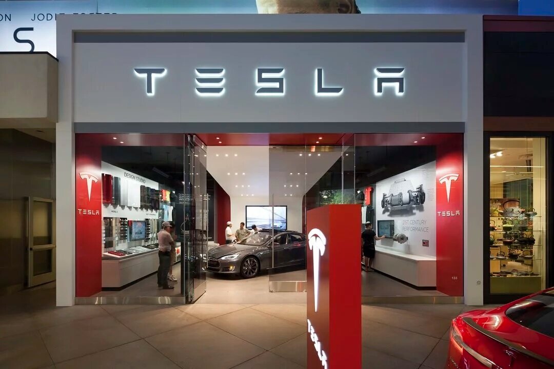 H Tesla αυξάνει τις τιμές των αυτοκινήτων της κατά 3% και ματαιώνει το "λουκέτο" στα καταστήματα της