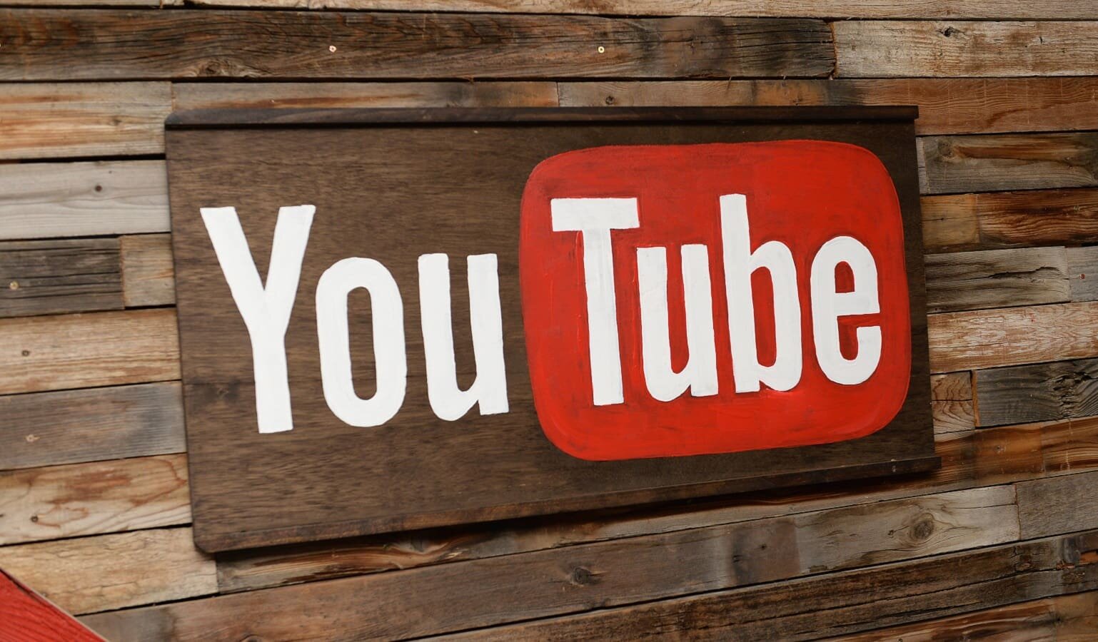 Το YouTube ακυρώνει δύο σειρές, αλλά αρνείται ότι απομακρύνεται από το πρωτότυπο περιεχόμενο