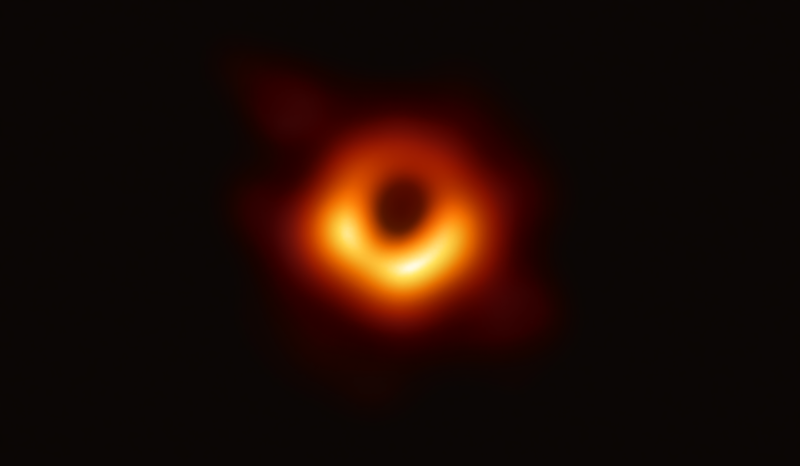 Σε έξι ταυτόχρονες συνεντεύξεις Τύπου σε όλο το κόσμο, επιστήμονες αποκάλυψαν τη φωτογραφία μίας μαύρης τρύπας