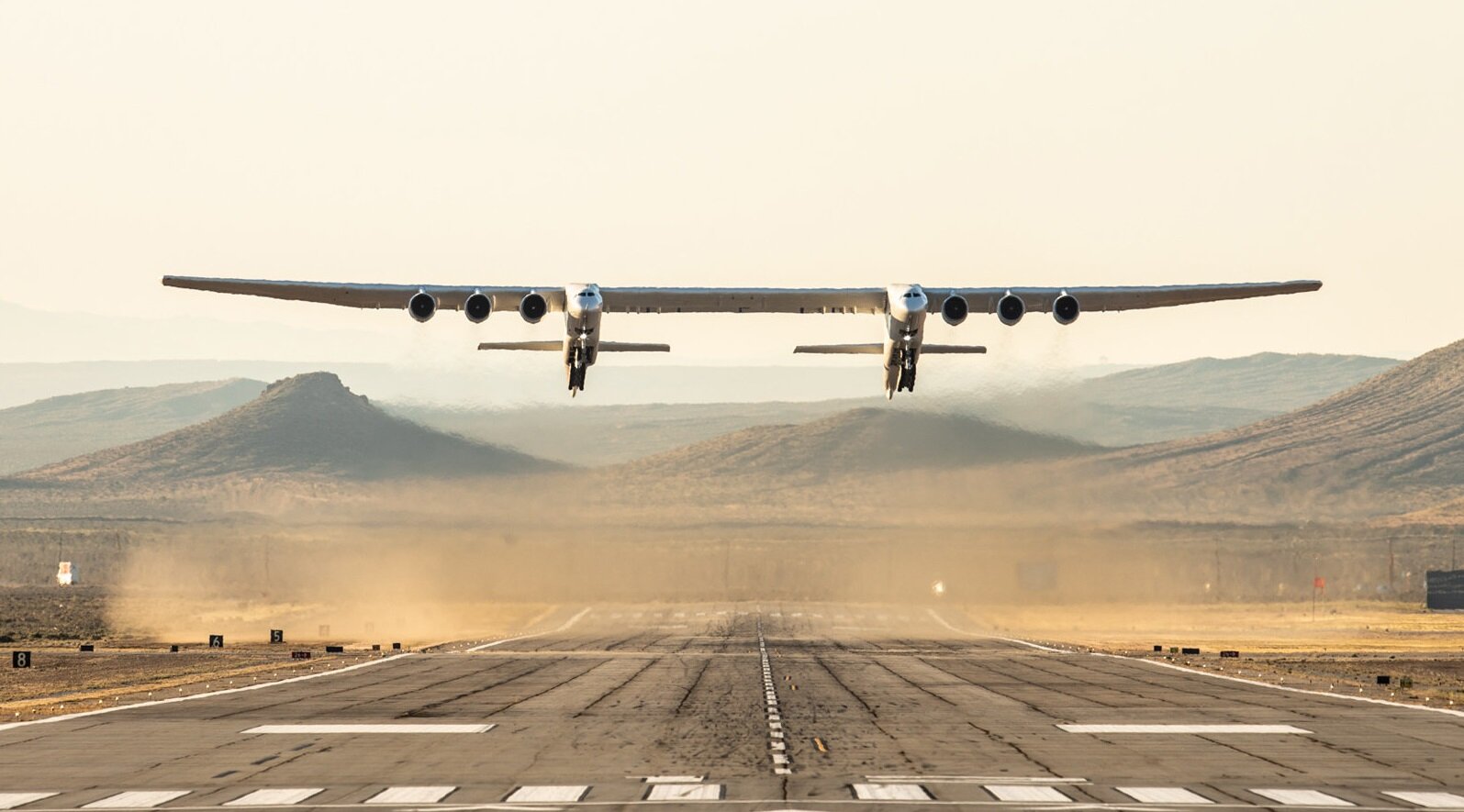 Το μεγαλύτερο αεροσκάφος στον κόσμο, το Stratolaunch, πραγματοποίησε την παρθενική του πτήση