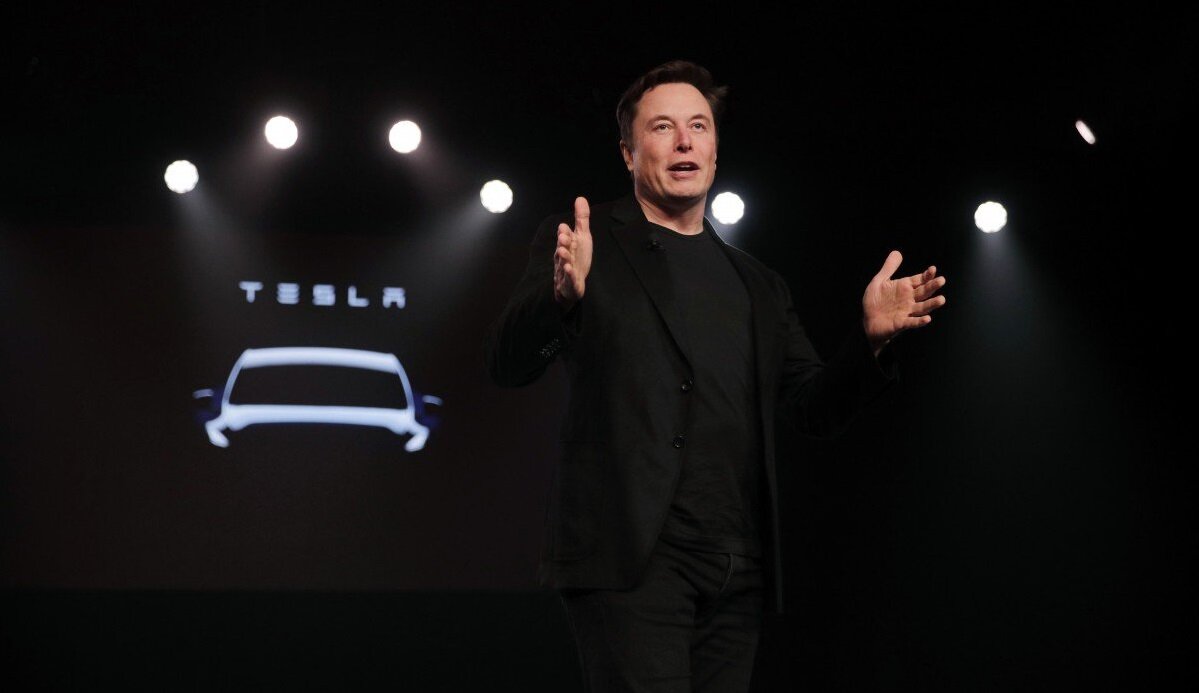 Η Tesla σκοπεύει να έχει στους δρόμους έναν στόλο από "ρομποταξί" μέχρι το 2020