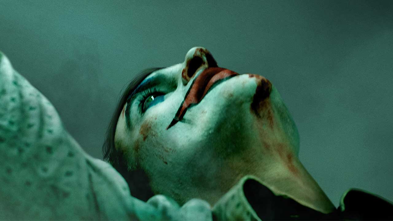 Το πρώτο τρέιλερ του Joker δείχνει έναν αληθινά τρελό
