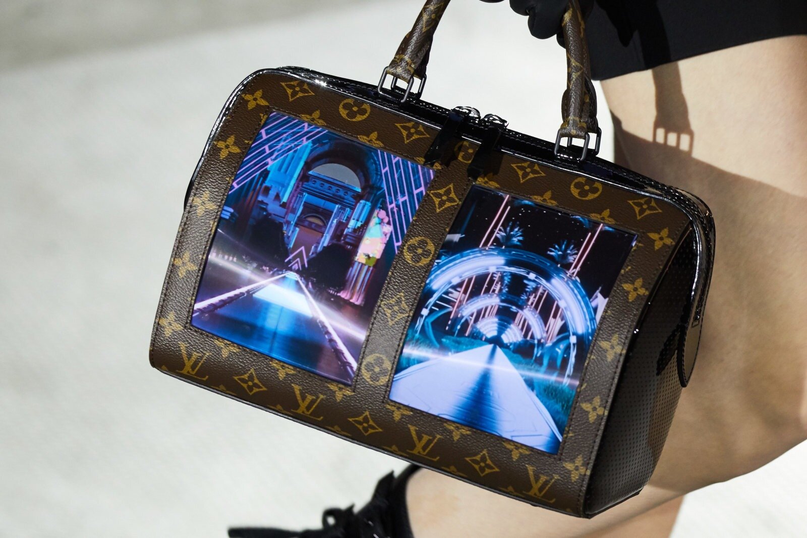 Τσάντες με εύκαμπτες οθόνες παρουσίασε η Louis Vuitton