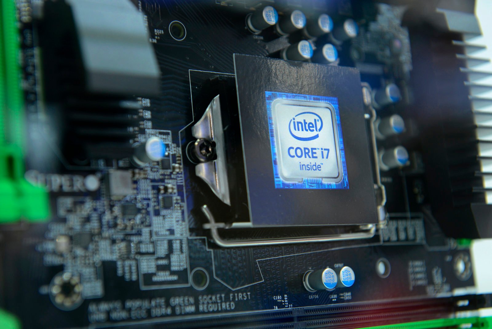 Νέες κρίσιμης σημασίας ευπάθειες στους επεξεργαστές της Intel