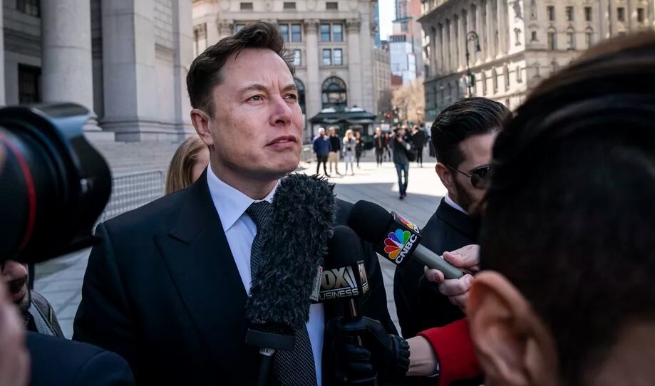 Ο Elon Musk λέει ότι η Tesla θα χρεοκοπήσει σε 10 μήνες αν δεν προηγηθούν σημαντικές αλλαγές