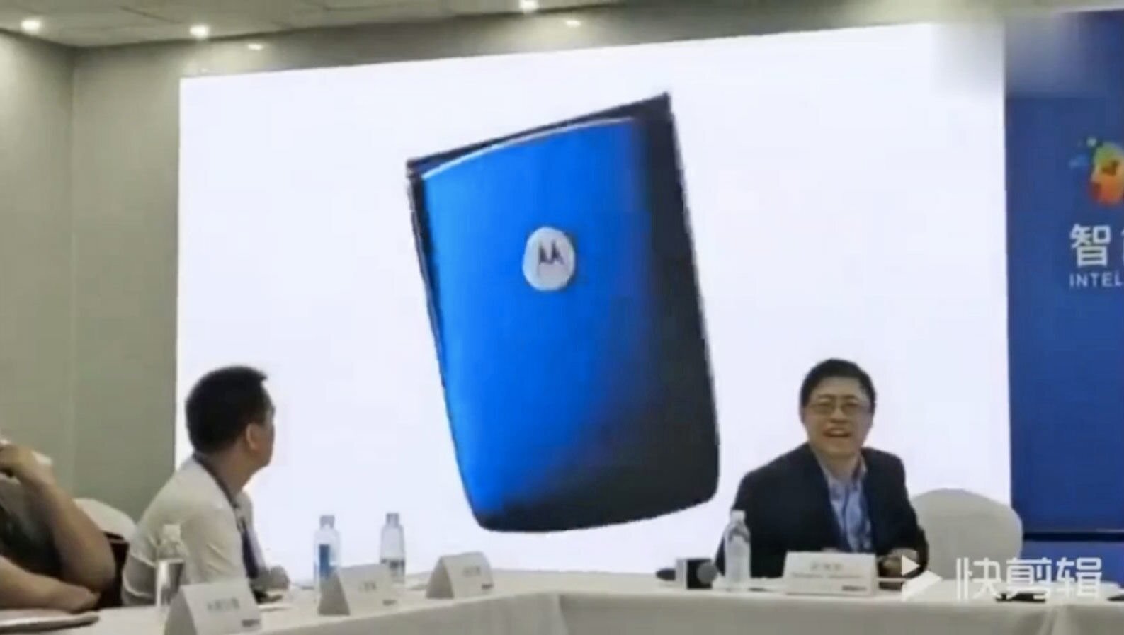 Η Lenovo «έκλεψε» concept video από έναν YouTuber για να διαφημίσει το αναδιπλούμενο Motorola RAZR