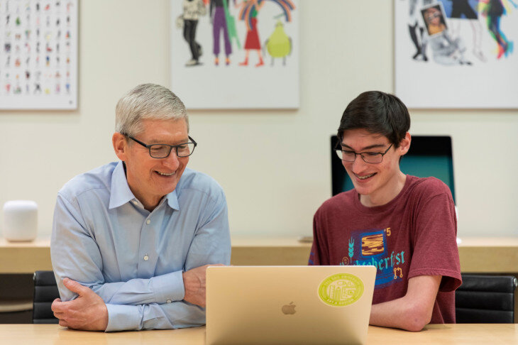 Tim Cook: Ο CEO της Apple πιστεύει ότι δεν χρειάζεσαι πτυχίο για να διαπρέψεις στον προγραμματισμό