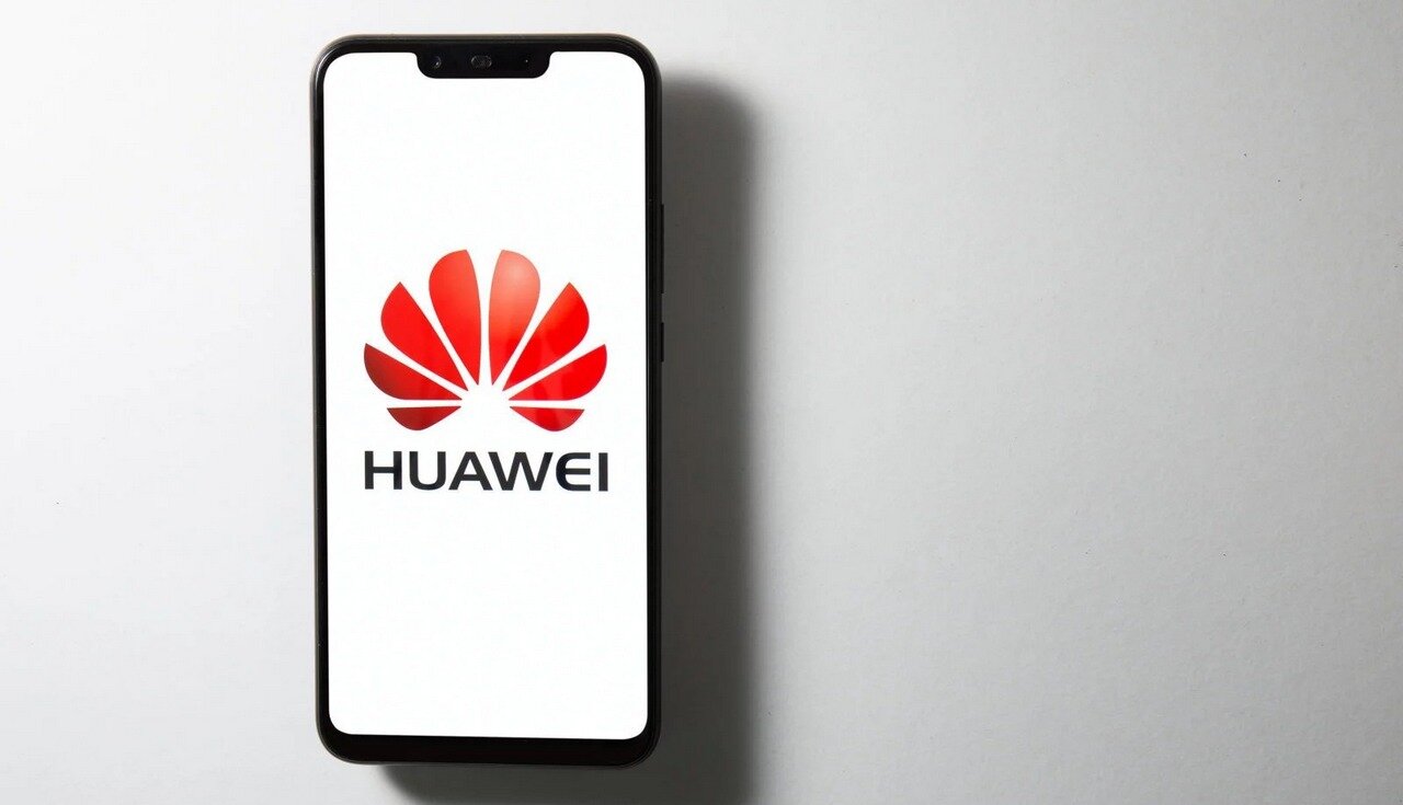 Άρχισαν να εμφανίζονται διαφημίσεις στις οθόνες κλειδώματος συσκευών της Huawei
