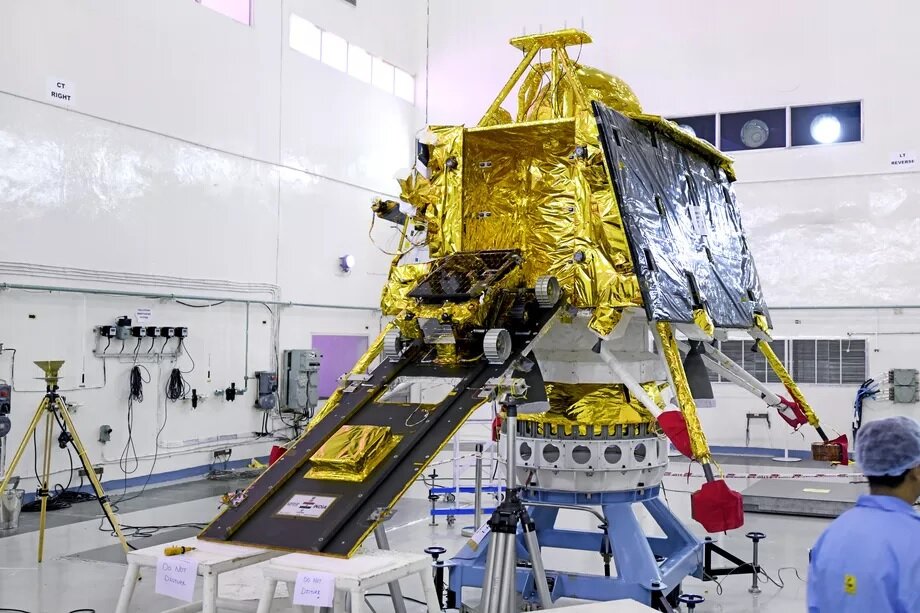 Εκτοξεύθηκε με επιτυχία η πρώτη Ινδική διαστημοσυσκευή που θα προσσεληνωθεί