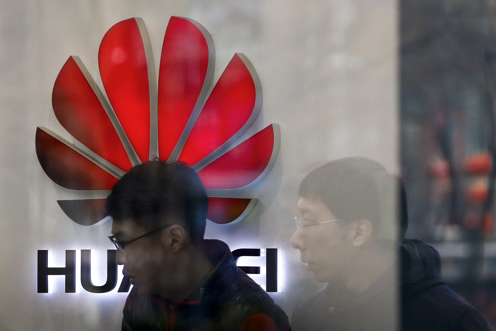 Σε εκατοντάδες απολύσεις αναμένεται να προχωρήσει η Huawei στις ΗΠΑ