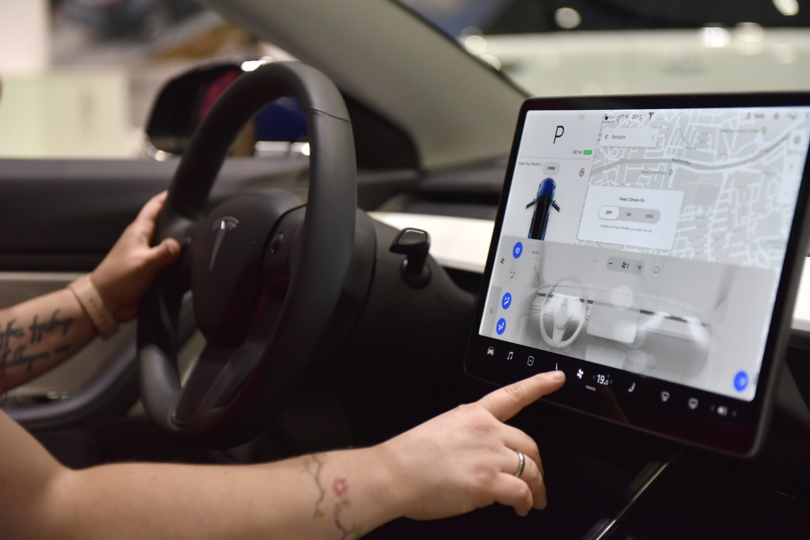 Σύντομα τα αυτοκίνητα της Tesla θα επιτρέπουν το streaming από το YouTube και το Netflix