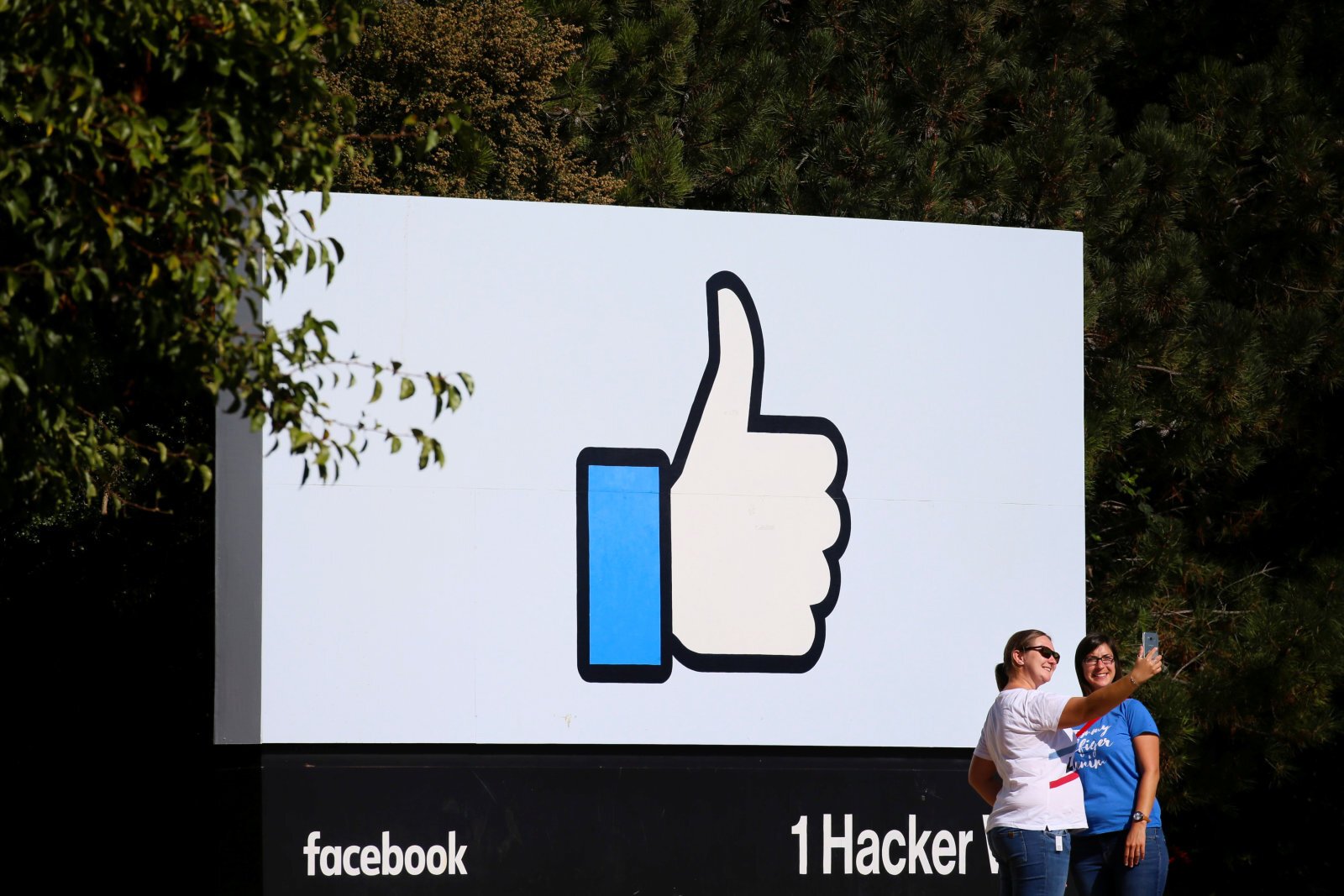 Παρά τα σκάνδαλα και τα πρόστιμα το Facebook συνεχίζει να «μεγαλώνει» ασταμάτητα
