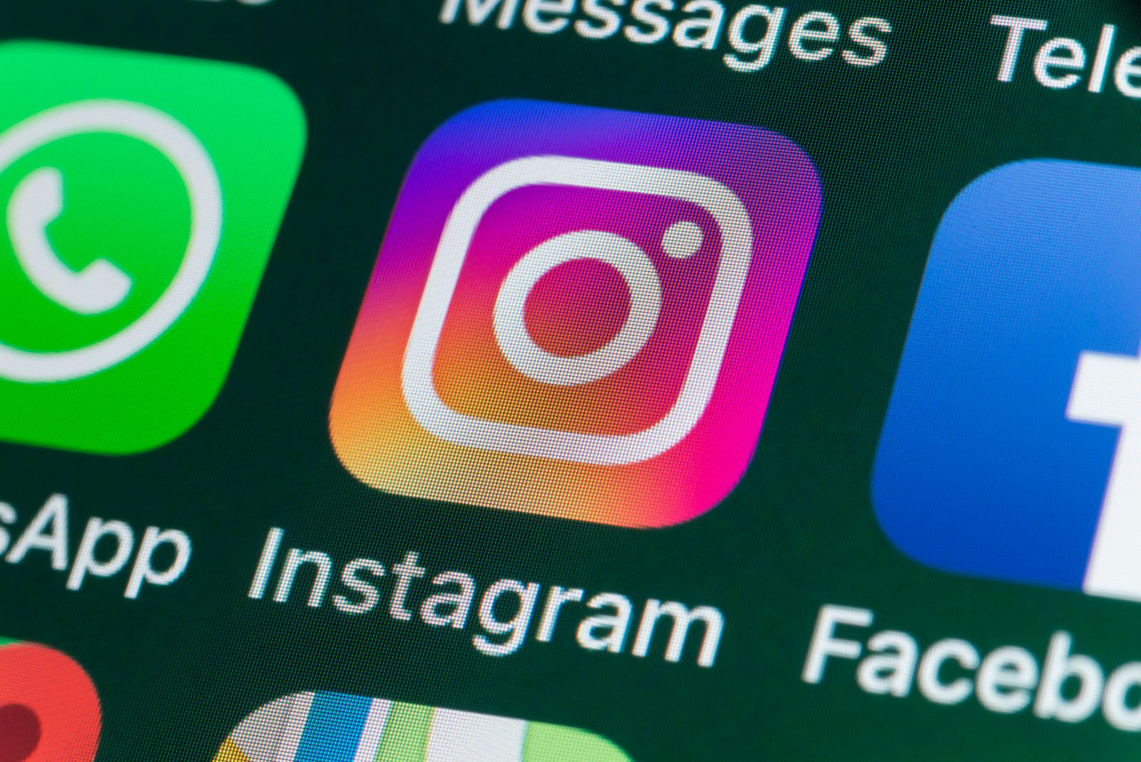 Το Facebook σκοπεύει να βάλει το όνομα του στα Instagram και WhatsApp
