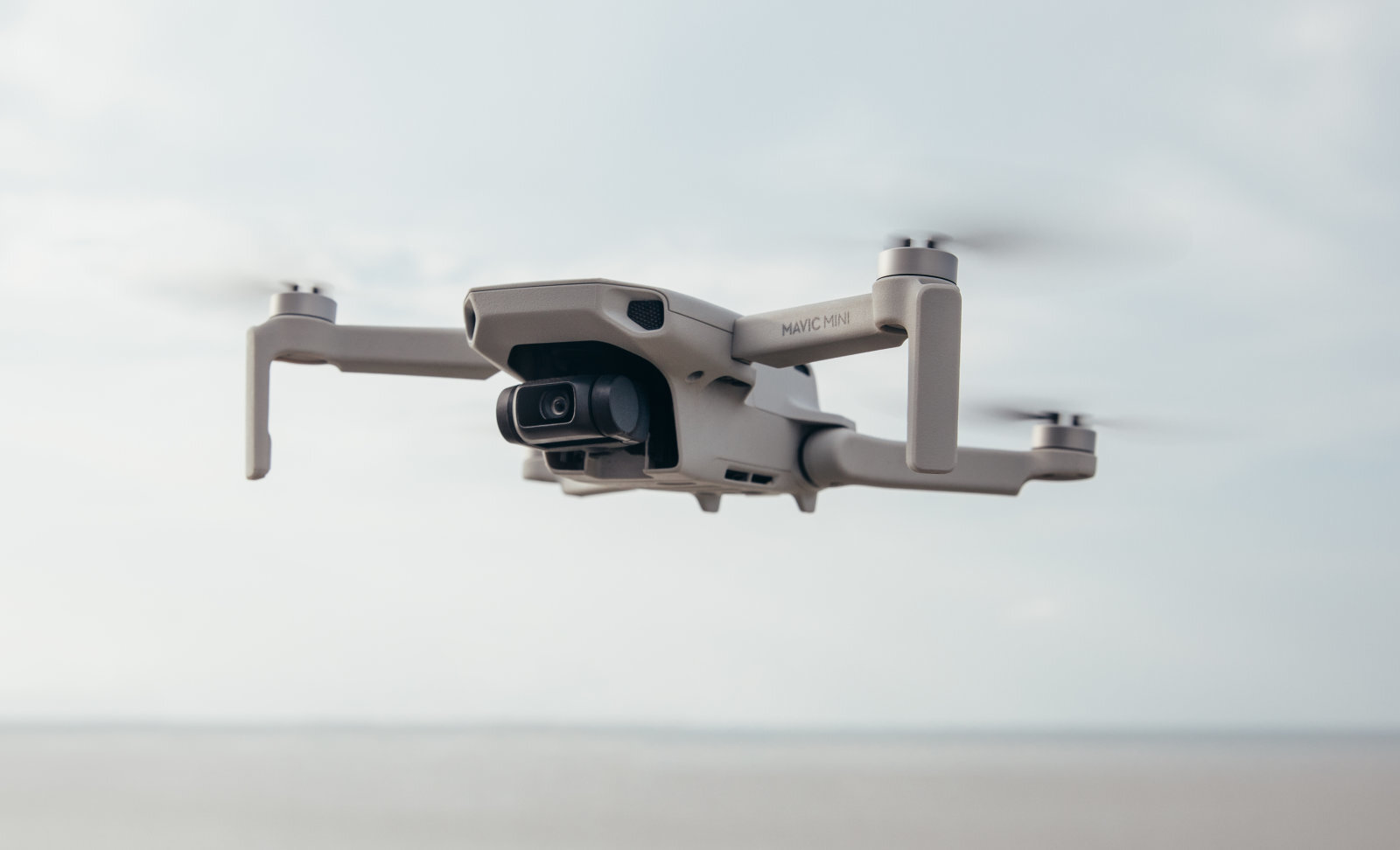 Περισσότερες πληροφορίες για "Το νέο drone της DJI, Mavic Mini, χωράει σε μία παλάμη"
