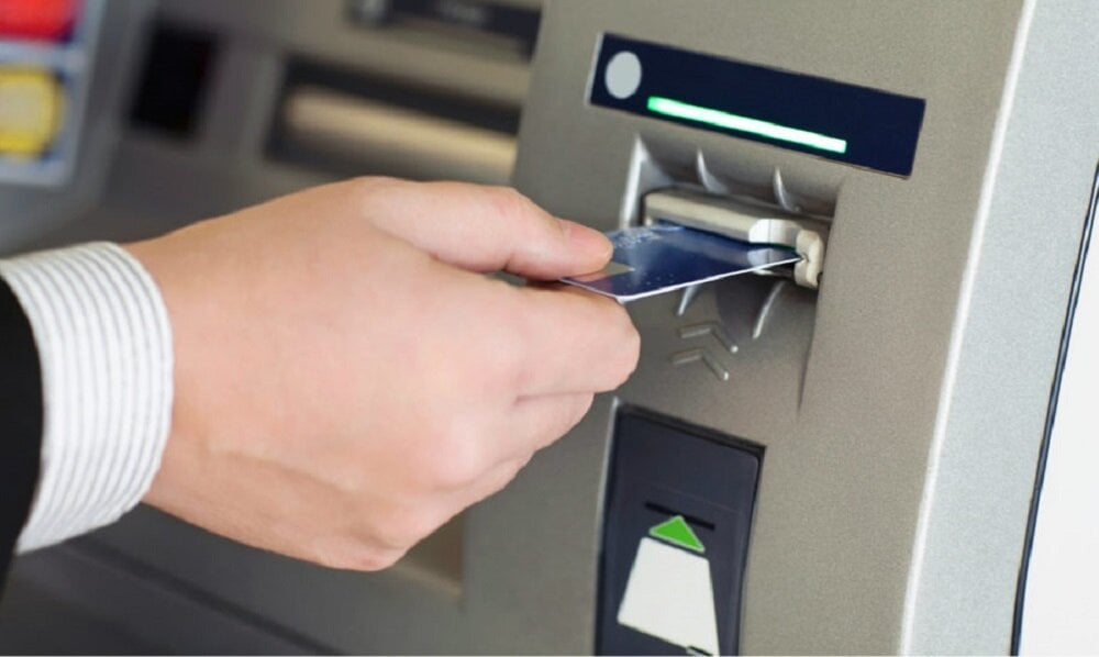 Οι νέες χρεώσεις των τραπεζών περιλαμβάνουν την αλλαγή pin αλλά και την εμφάνιση υπολοίπου